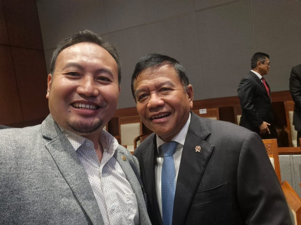 Anggota DPR RI Fraksi PKS Rahmat Saleh bersama Letjen TNI (Purn) Muhammad Herindra usai Rapat Paripurna Uji Kelayakan dan Kepatuan Calon Kepala BIN yang baru di Gedung Senayan, Jakarta, Kamis (17/20/2024). Foto : Istimewa